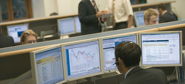 Salle des marchés obligataires, opérateurs sur écrans de cotation