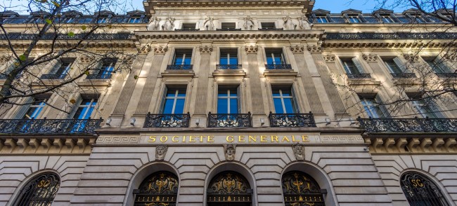 Façade d'une grande banque française à Paris, résultats trimestriels